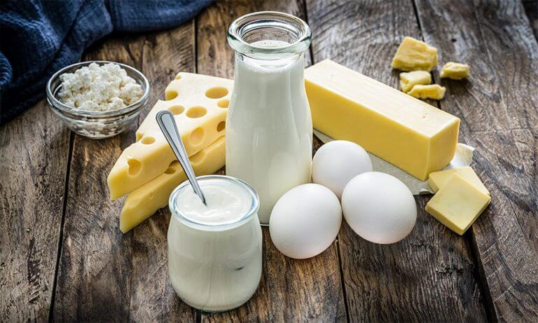 Verschiedene Milchprodukte stehen am Boden. -Käserei Woerle